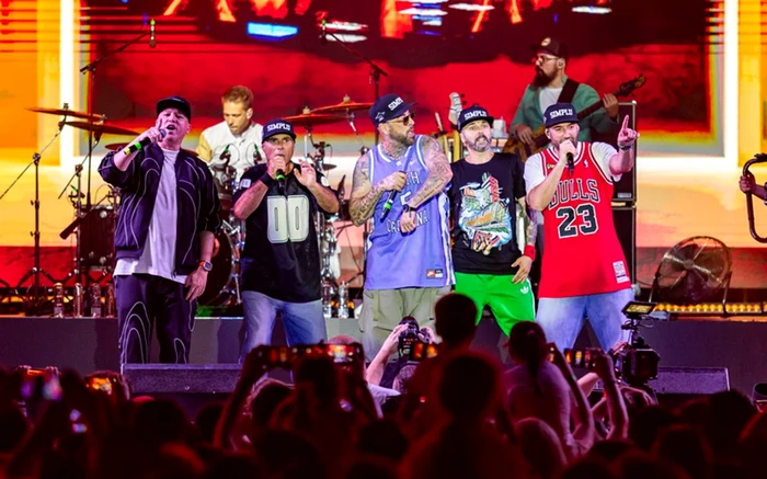 Smiley a dansat din nou cu colegii de la Simplu. FOTO: Ciprian Strugariu