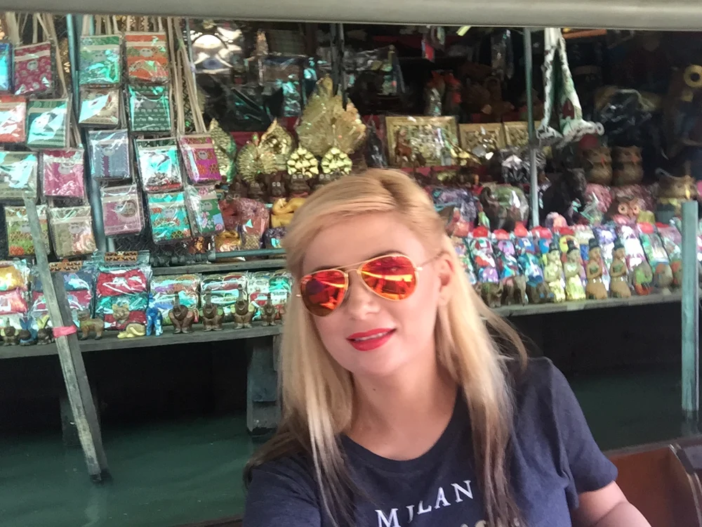 Adora, în piața plutitoare din Bangkok, Thailanda