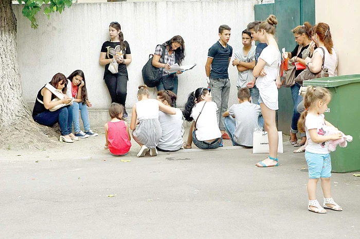 Zeci de elevi din provincie  au aşteptat să se înscrie la un liceu din Capitală