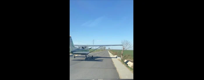 Avionul surprins decolând de pe o şosea are pe coadă un steag cu culorile alb, albastru, roşu FOTO captură video