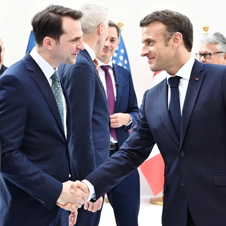 Sebastian Burduja și Emmanuel Macron la COP-28 FOTO Facebook S.Burduja