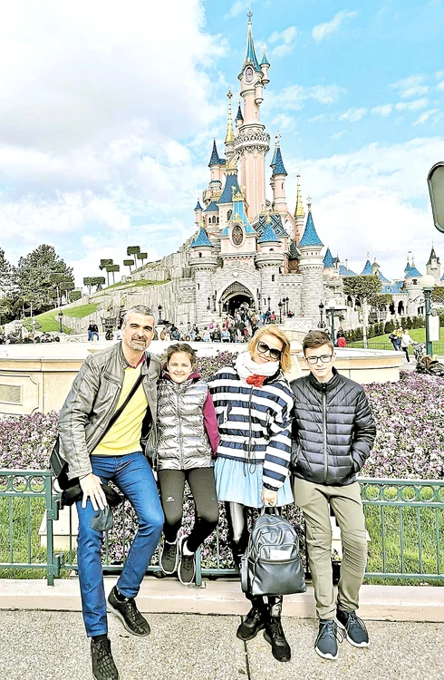 Aurelian, Monica, Dora  şi finul lor au fost în Franţa
