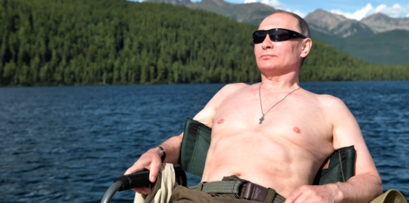 Putin la bustul gol