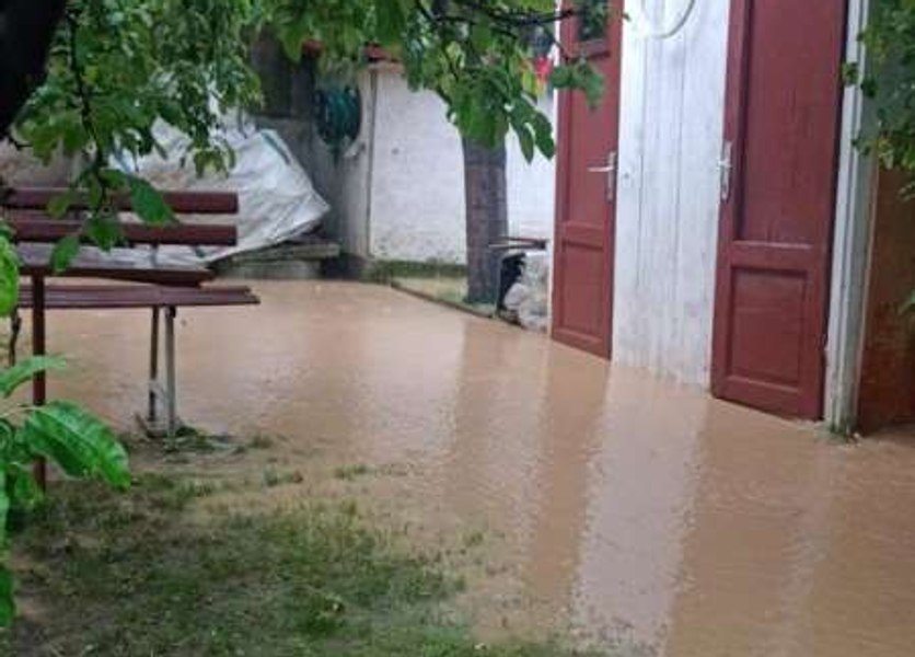Inundaţii în mai multe localităţi din Vâlcea. Judeţul este sub avertizare Cod Roşu de furtună