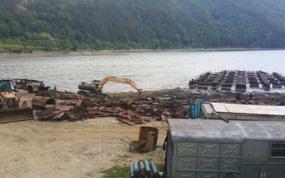 Vâlcea Păstrăvăria plutitoare Brădişor la fier vechi