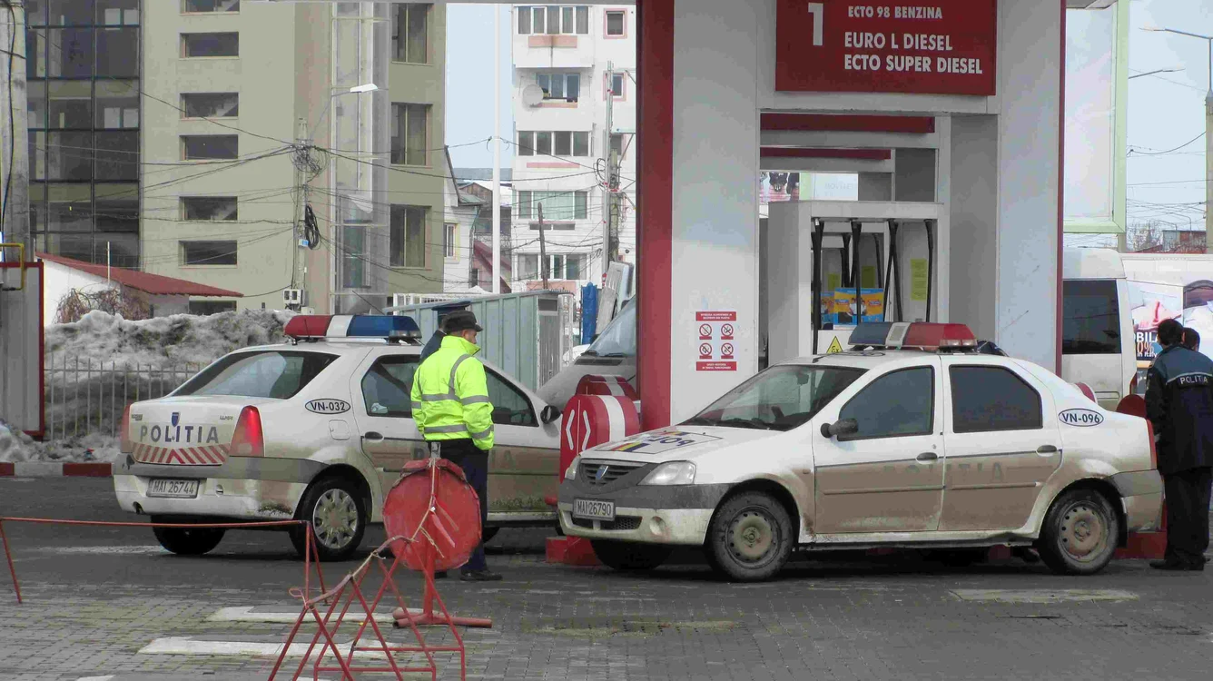 Poliţiştii au acaparat câteva minute bune benzinăria