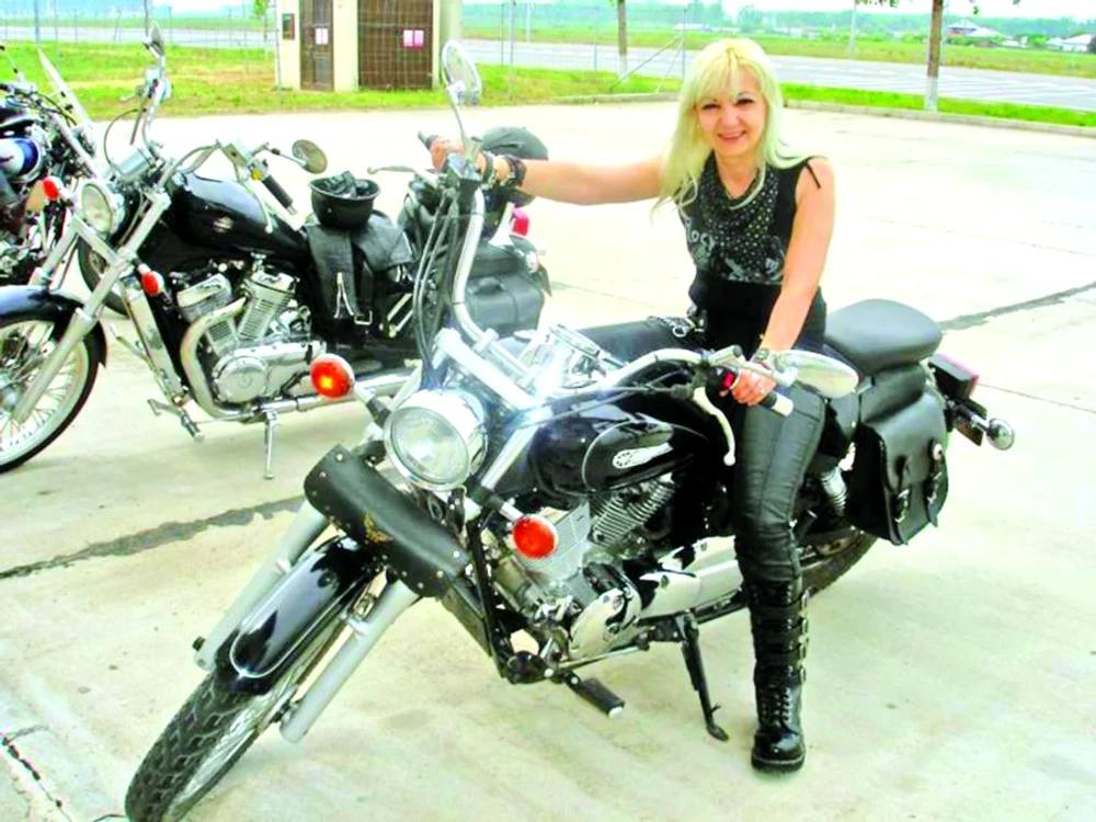 Daniela merge, frecvent,  la întâlniri cu alţi  pasionaţi ai motoarelor