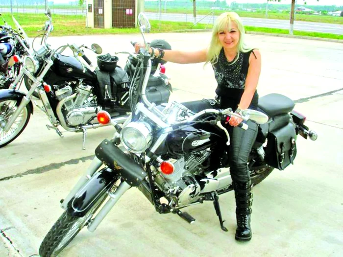 Daniela merge, frecvent, la întâlniri cu alţi pasionaţi ai motoarelor