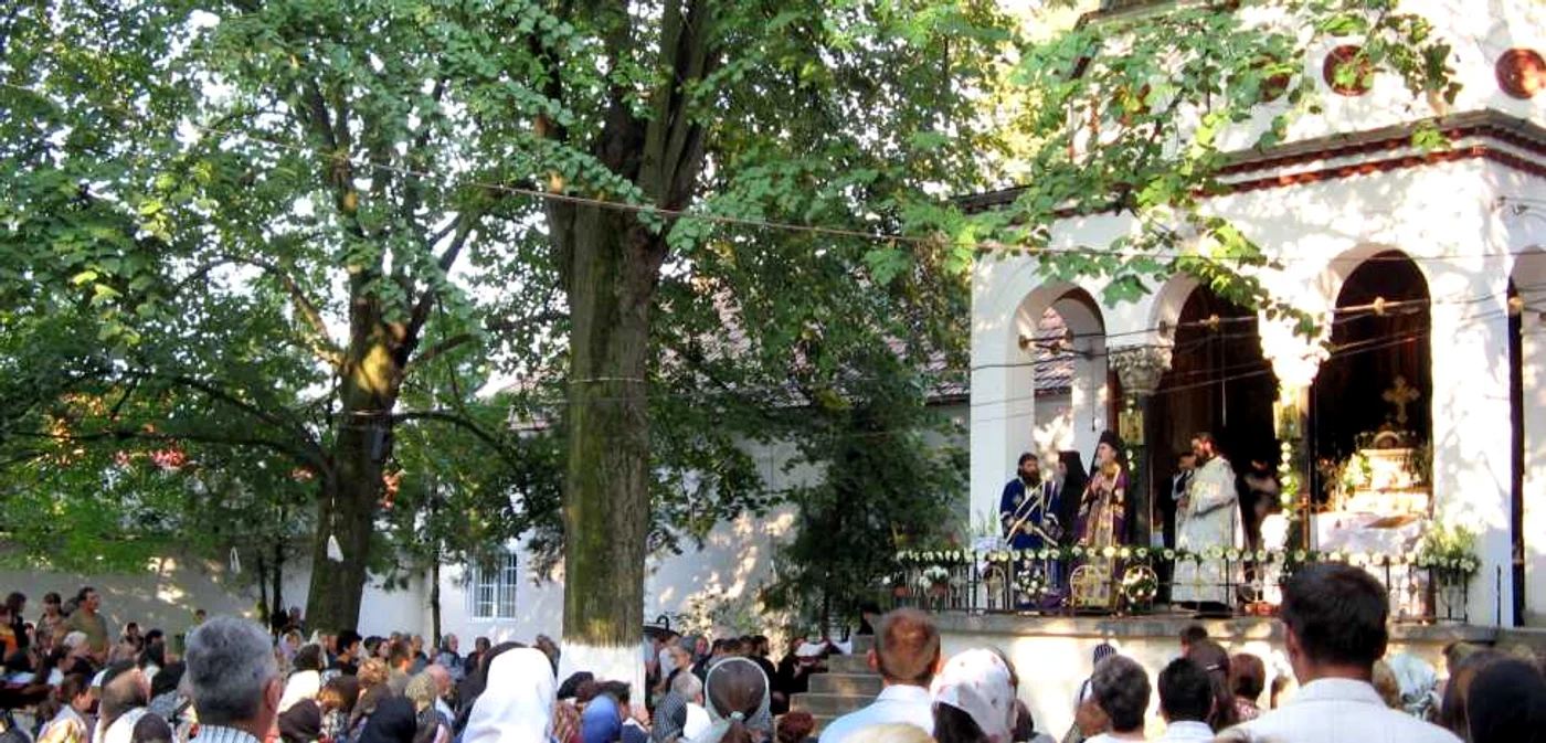 Arad: Arad: Slujbe non-stop la Mănăstiri de Adormirea Maicii Domnului