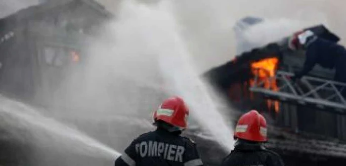 Timişoara: O locuinţă dintr-o zonă de case a fost distrusă de incendiu