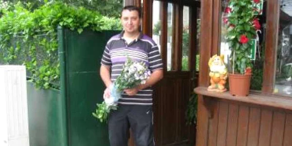 Târgu-Jiu: Mihai Munteanu- Face buchete de flori cu ochii închişi