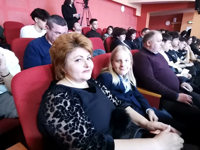 Eduard Ștefan alături de învățătoarea Mihaela Ruță FOTo: Alina Mitran