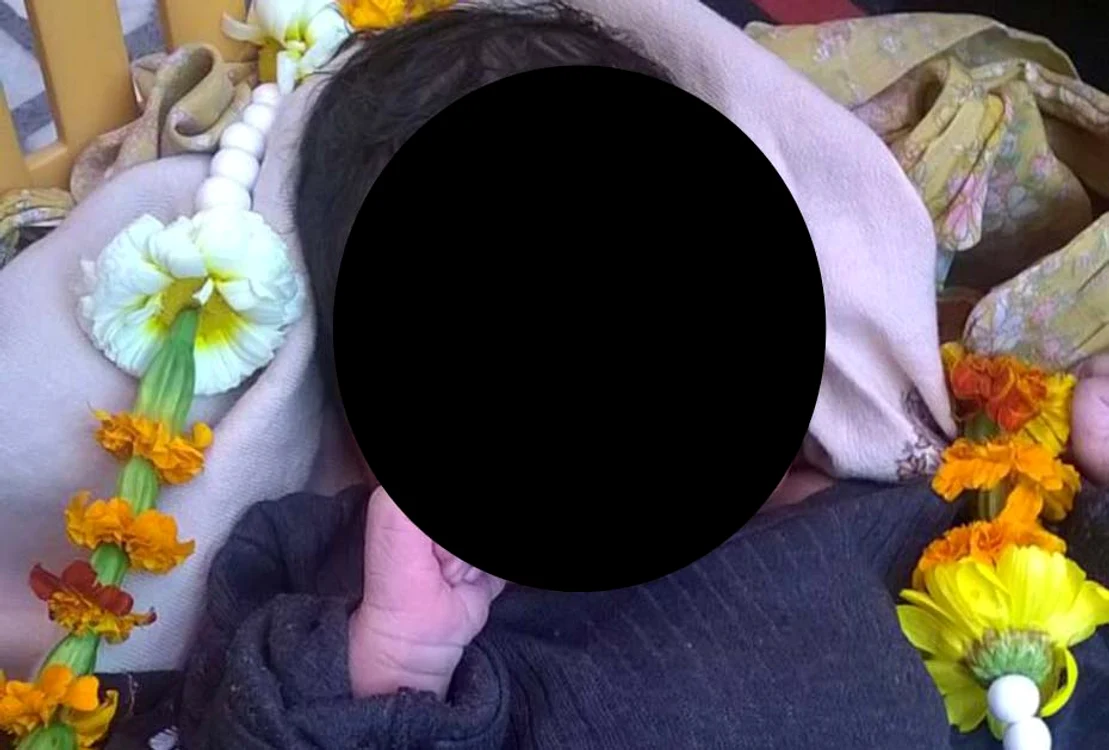 
    Fetiţa e considerată reîncarnarea zeului GaneshaFoto: metro.co.uk  