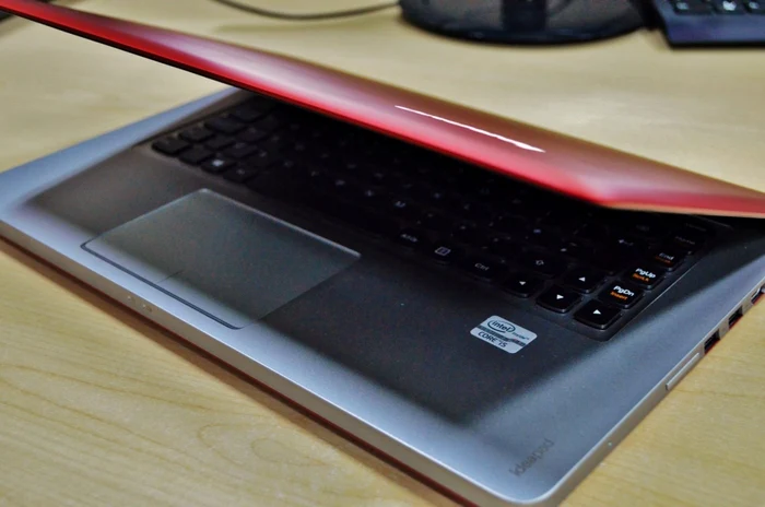 Lenovo IdeaPad U410, un ultrabook compact şi cu o autonomie ridicată. FOTO Răzvan Băltăreţu/Adevărul