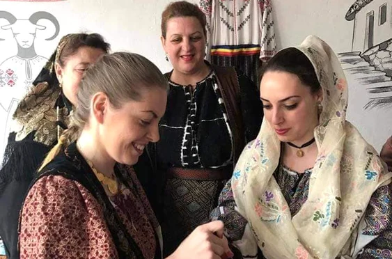 Fete în costum popular. FOTO Facebook Elena Iagăr
