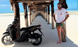 Campionul național de motociclism și vedeta TV își trăiește viața din plin 