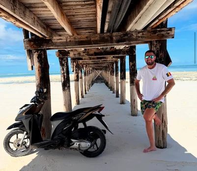 Campionul național de motociclism și vedeta TV își trăiește viața din plin 