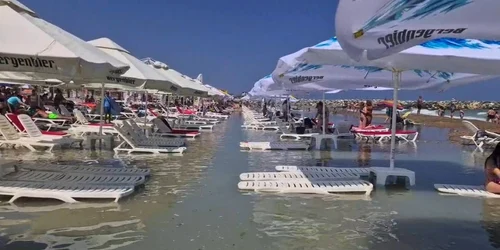 Marea a inundat plaja din Costinești FOTO: Meteoplus