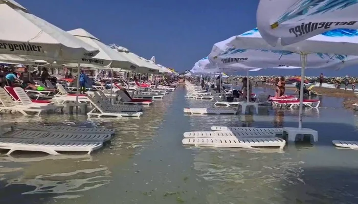 Marea a inundat plaja din Costinești. „Acum trebuie să fie mai scump. Unde ați mai văzut voi șezlonguri în mare?”