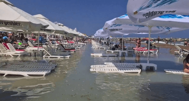 Marea a inundat plaja din Costinești. „Acum trebuie să fie mai scump. Unde ați mai văzut voi șezlonguri în mare?”