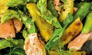 salata c somon si sparanghel jpg