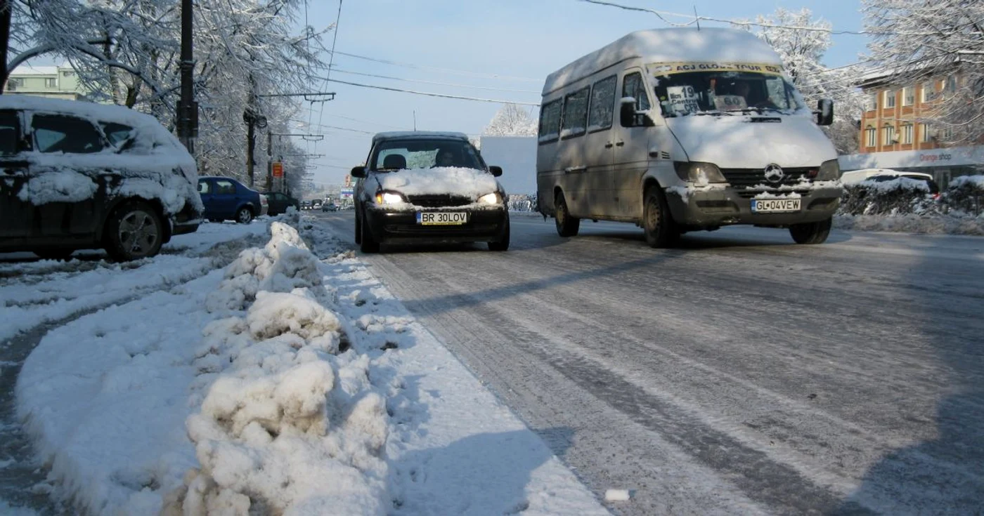 Traficul din oraş este un adevărat infern din cauza gheţii. Foto: Marian Căpăţînă