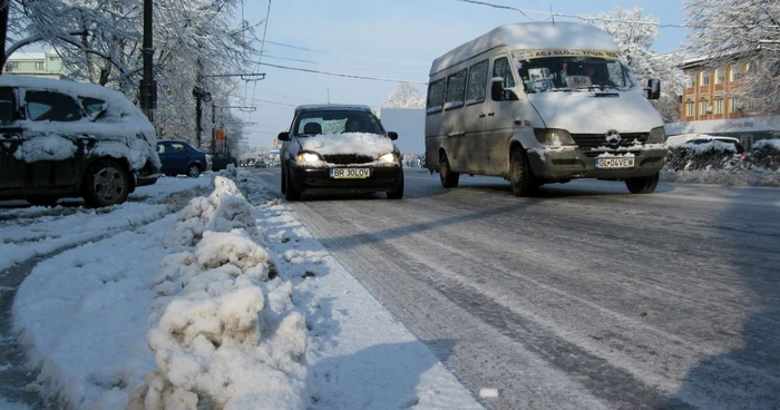 Traficul din oraş este un adevărat infern din cauza gheţii. Foto: Marian Căpăţînă