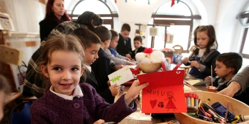 Sara Ilinca a confecţionat o felicitare în culorile specifice Crăciunului