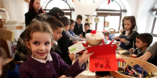 Sara Ilinca a confecţionat o felicitare în culorile specifice Crăciunului