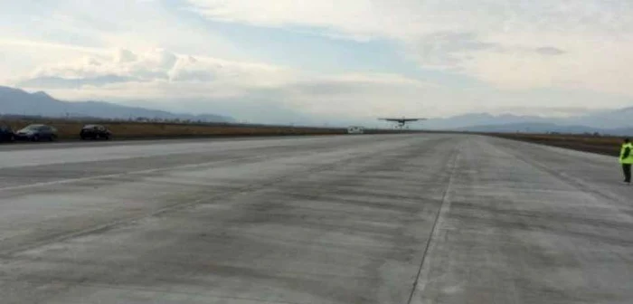 Pista Aeroportul Braşov stă nefolosită de aproape trei ani. FOTOArhivă