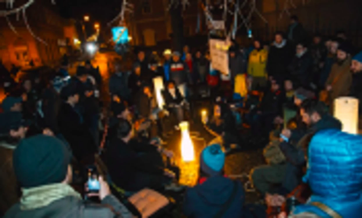 Protest tăcut în faţa sediului PSD din Sibiu Foto ARHIVĂ