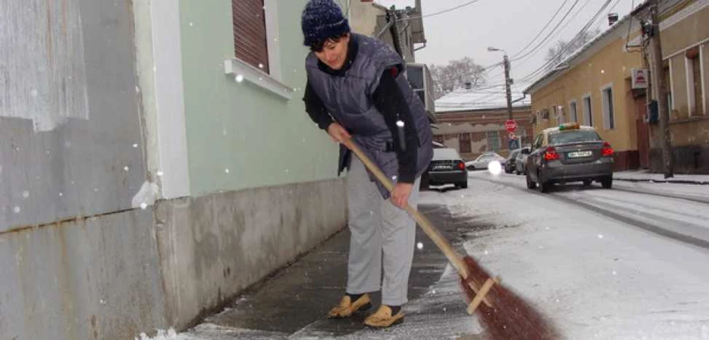 Locuitorii străzii Mareșal Averescu au grijă de trotuar