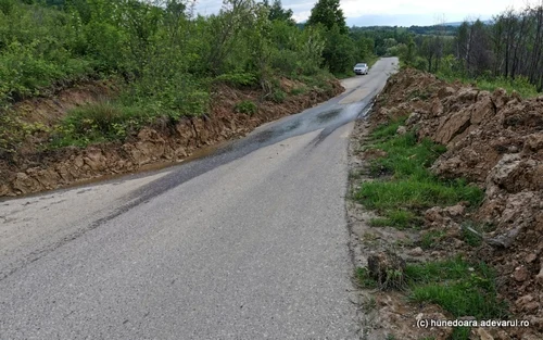 alunecare de teren pe drumul spre cetatile dacice foto daniel guta adevarul