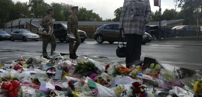 Britanicii au adus un omagiu soldatului ucis miercuri, în apropierea locului în care a fost omorât. FOTO: Reuters