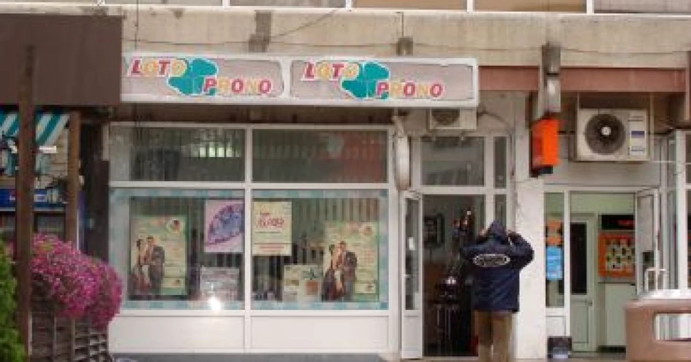 Piteşti: Doar jucătorii pasionaţi au înfruntat ploaia pentru un bilet la loto
