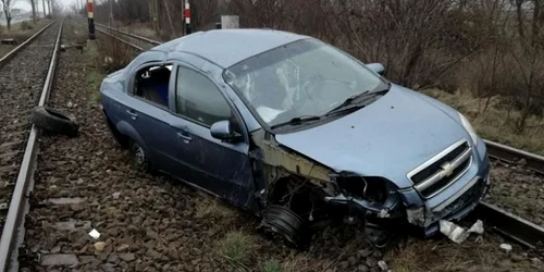 Maşina a aterizat peste şinele de cale ferată