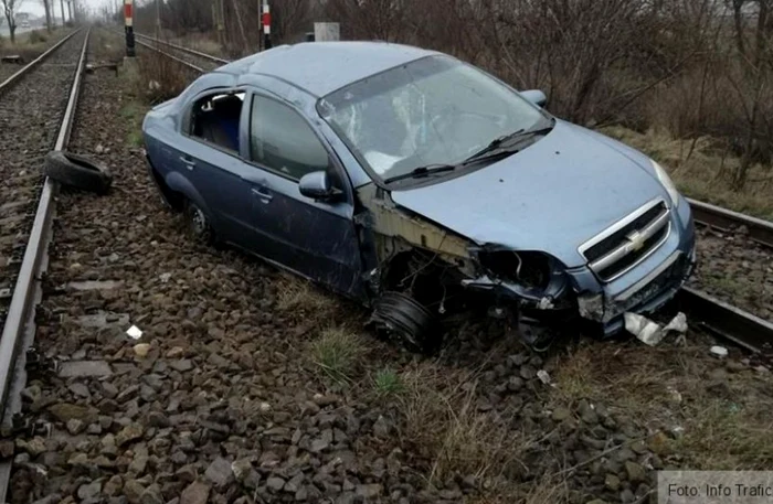 Maşina a aterizat peste şinele de cale ferată. FOTOInfo Trafic Judeţul Braşov