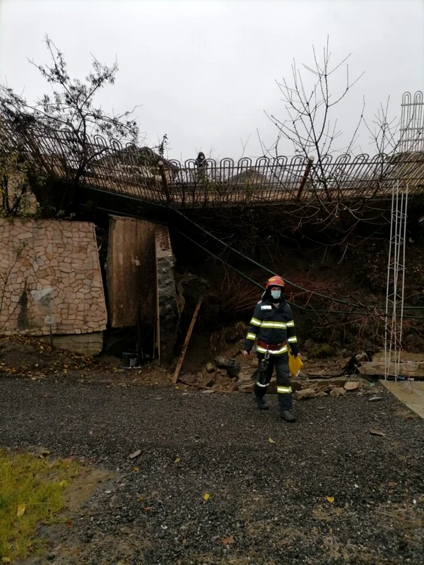 Alunecare de teren în Râmnicu Vâlcea în urma ploilor - zona Petrişor Foto Adevărul
