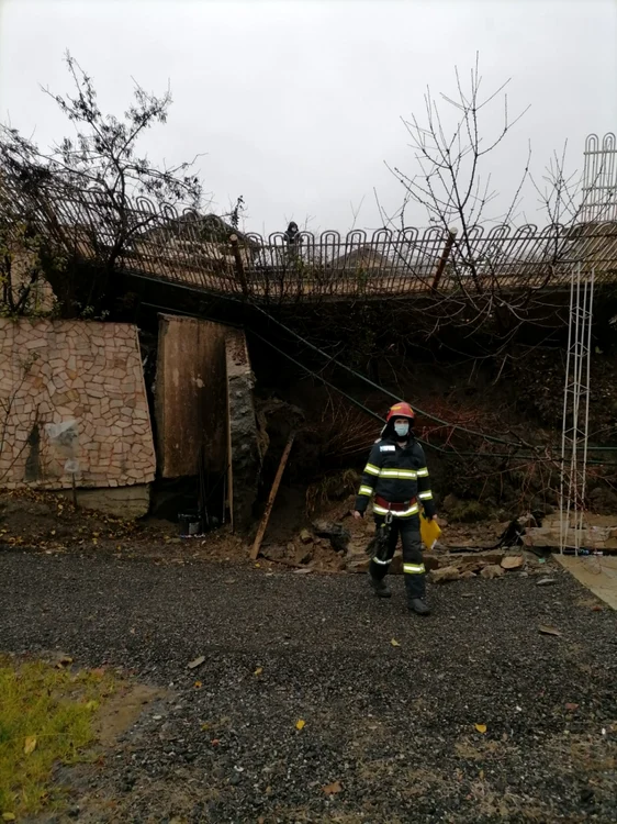 Alunecare de teren în Râmnicu Vâlcea în urma ploilor - zona Petrişor Foto Adevărul