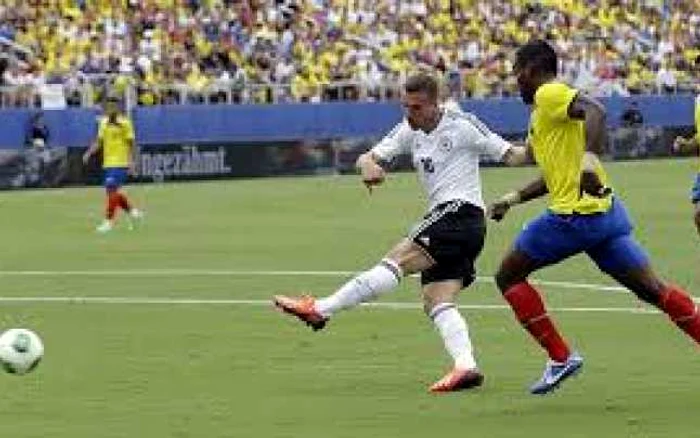 Podolski (alb) a fost printre cei mai experimentaţi jucători ai Germaniei, în amicalul cu Ecuador. FOTO: espn.com