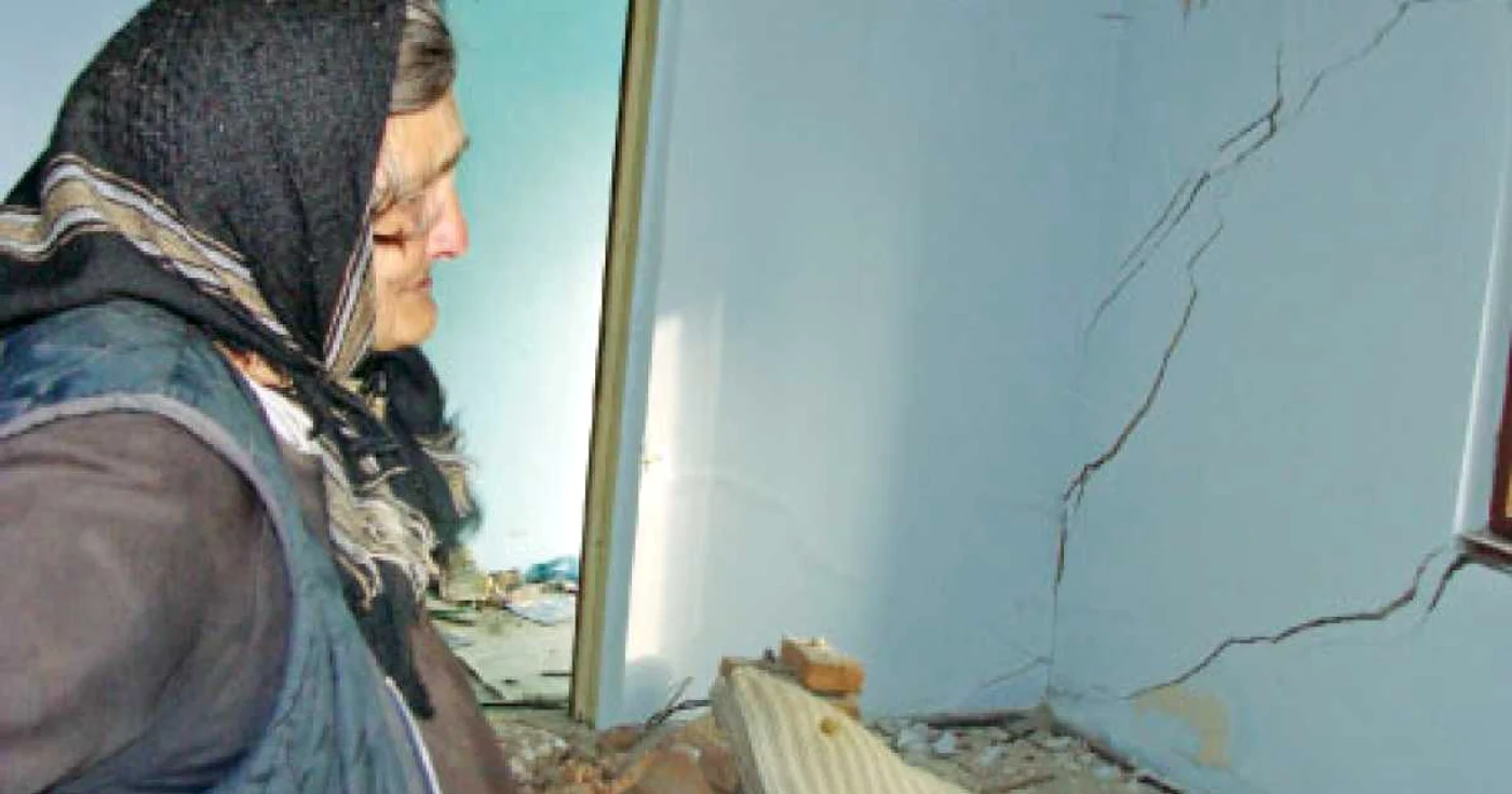 Ioana Mustăţea (79 de ani) nu mai poate locui în casa distrusă  