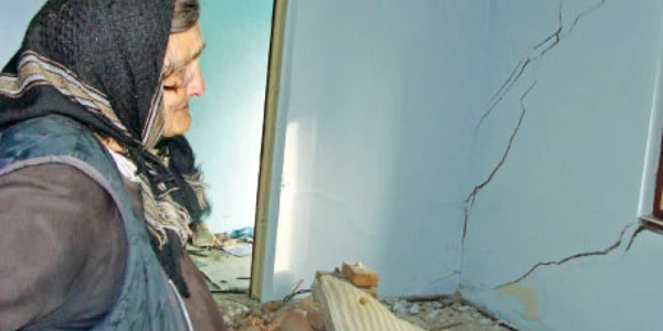 Ioana Mustăţea (79 de ani) nu mai poate locui în casa distrusă  