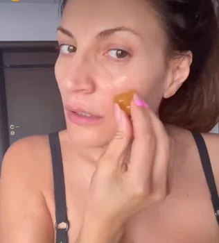 Ioana Ginghină aplică ceai înghețat pe față dimineața foto: Instagram 