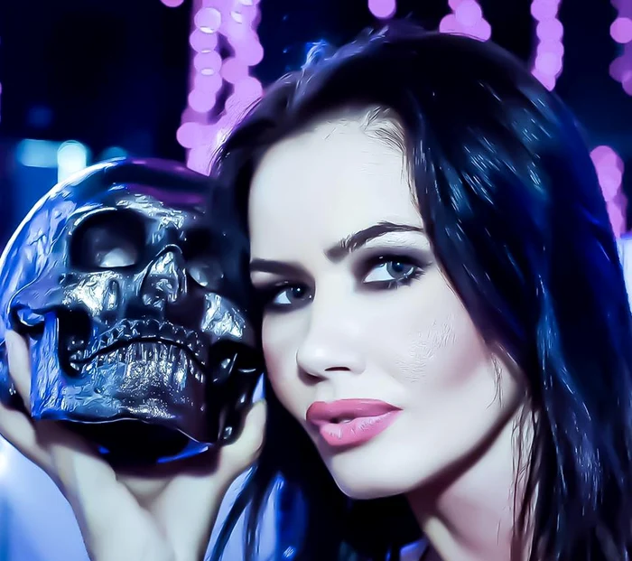 
    Oana Zăvoranu crede că este meritul lui Lucifer pentru felul în care aratăFoto: arhivă personală  