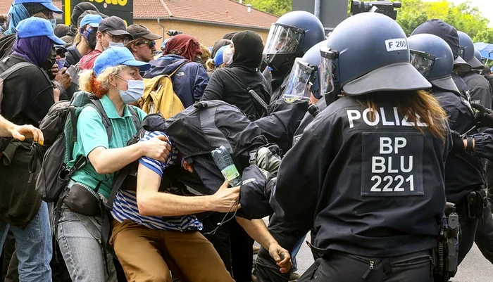 Protestatarii s-au ciocnit cu forțele de ordine