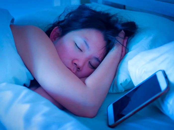 Tânăra Chen, de 28 de ani, nu îşi poate auzi iubitul pentru că are o voce piţigăiată