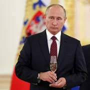Vladimir Putin tinand un pahar de sampanie in mana FOTO EPA-EFE