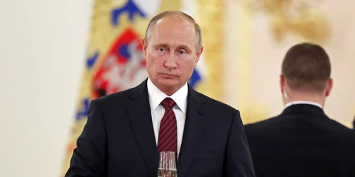 Vladimir Putin tinand un pahar de sampanie in mana FOTO EPA-EFE