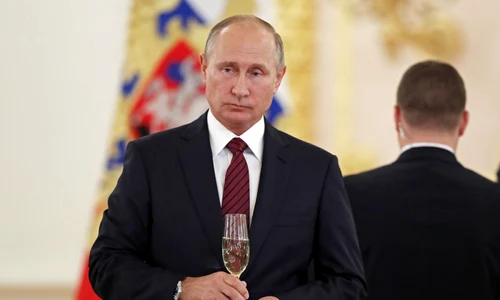 Vladimir Putin tinand un pahar de sampanie in mana FOTO EPA-EFE