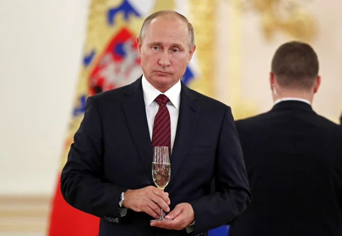 Vladimir Putin servind un pahar de şampanie cu ocazia acreditării unor ambasadori străini FOTO EPA-EFE